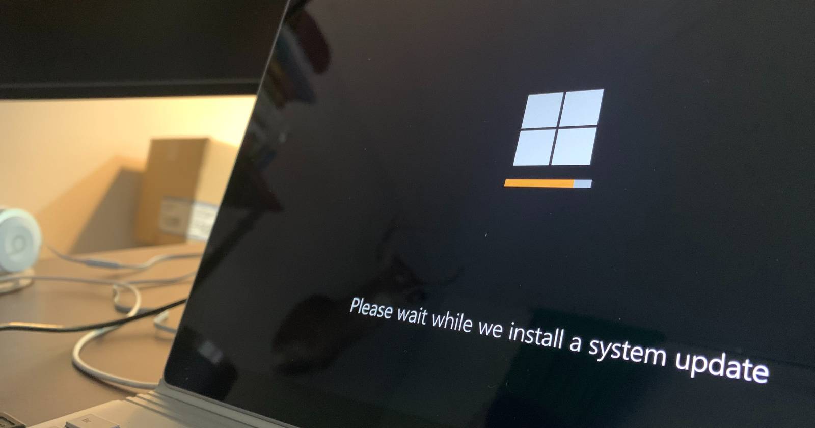 Экран ноутбука с сообщением о системном обновлении Windows