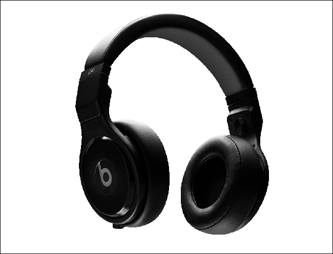 пара чёрных наушников Beats