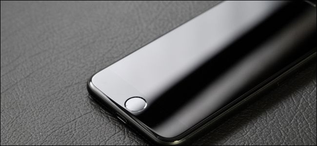 iPhone или iPad на белом фоне с иконками приложений