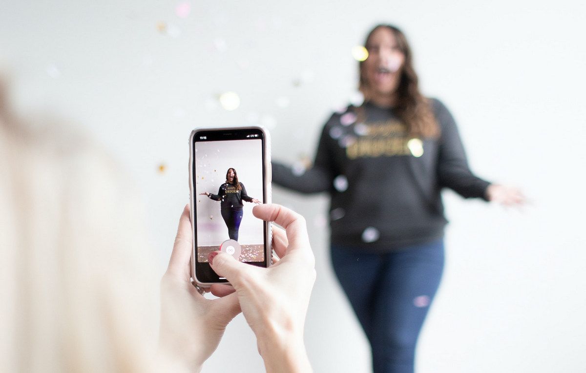 Девушки снимают TikTok видео