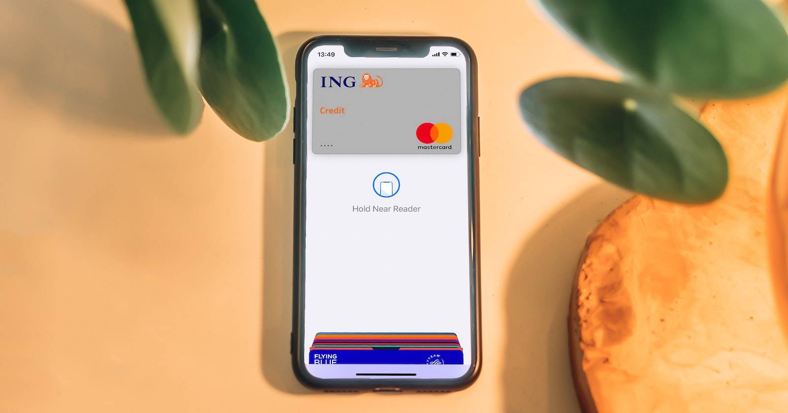 Apple Pay показывает кредитную карту на iPhone