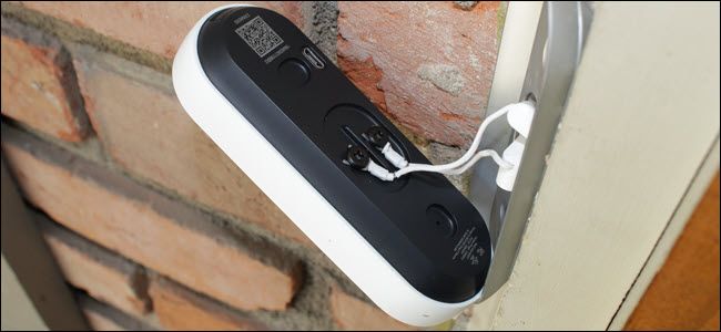 Задняя часть Nest Hello с подключёнными проводами и видимыми клеммами.