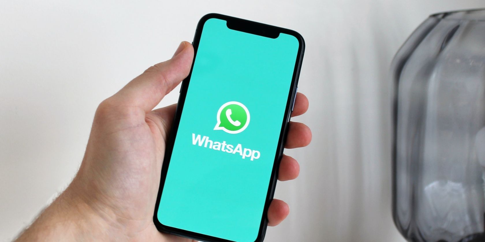 Логотип WhatsApp на экране телефона