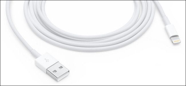 Кабель Apple Lightning, подключённый к адаптеру питания