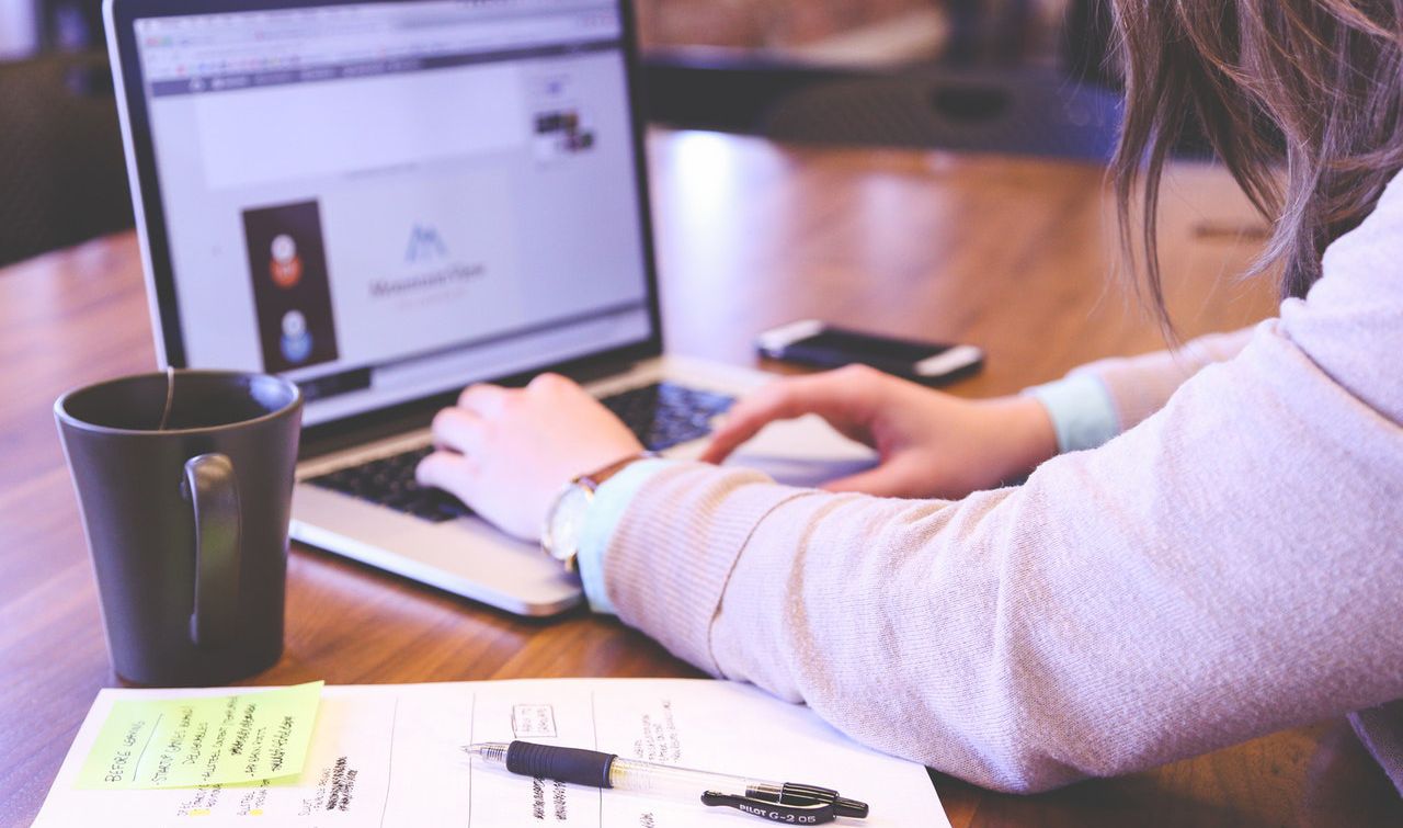 Человек с ноутбуком работает над анимацией и просматривает сайт с вакансиями