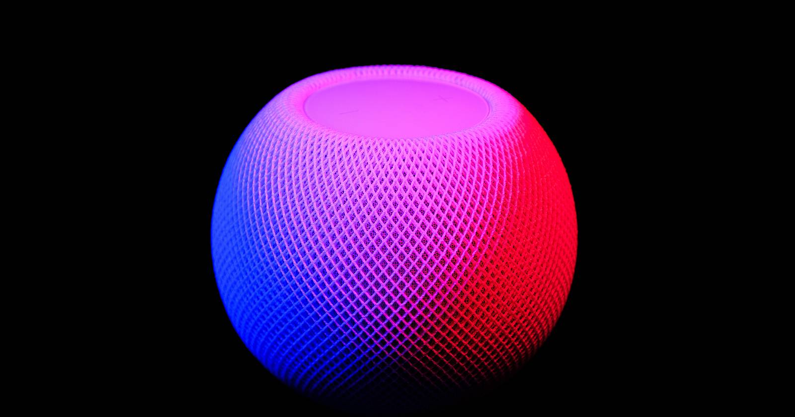 Домашняя колонка HomePod mini на тёмном фоне