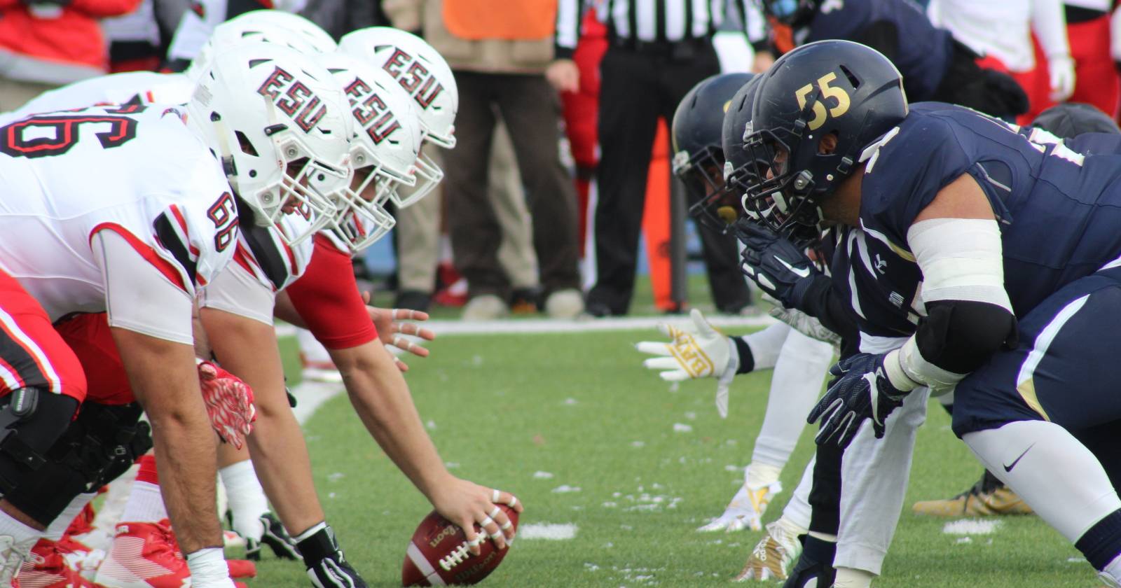 Команда, играющая в американский футбол, игроки в экипировке на поле