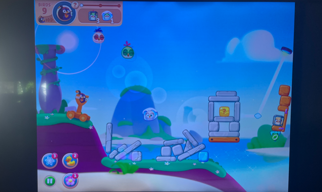 Игра на iPad, зеркалированная на Roku TV