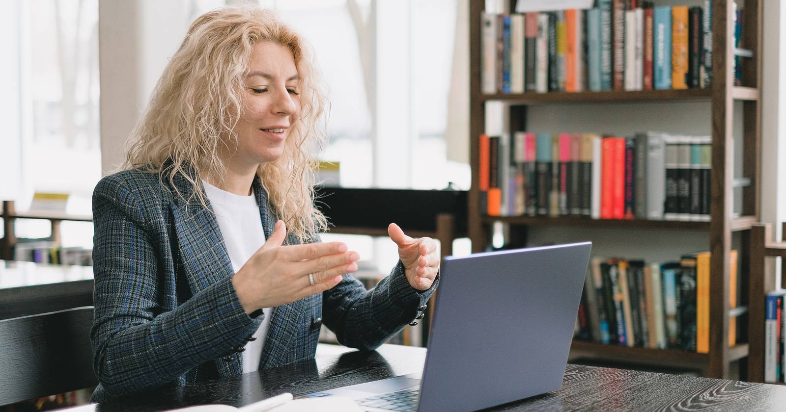 Женщина преподаёт программирование за ноутбуком