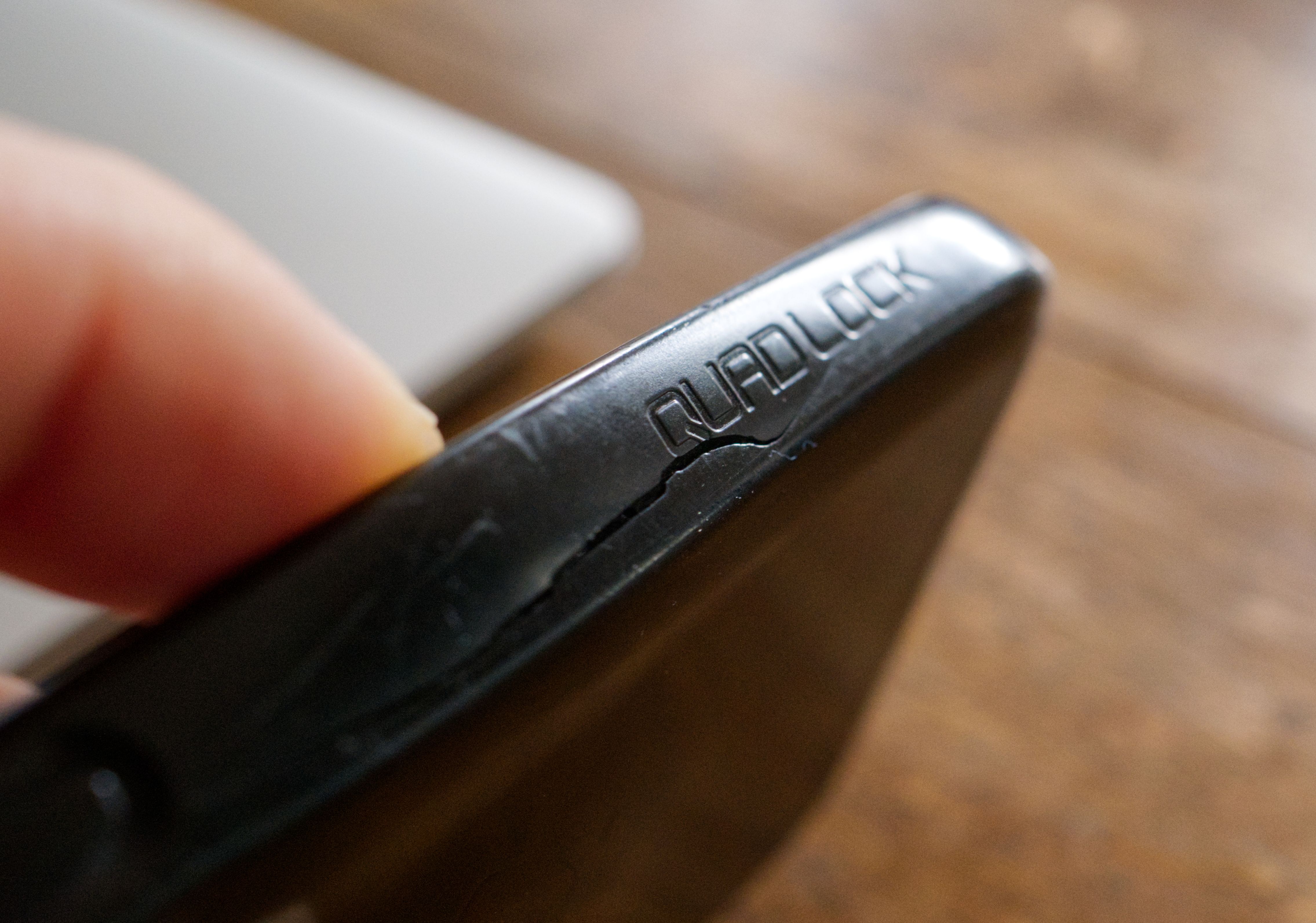 Чехол Quad Lock для iPhone 13 Pro с загадочным разломом по краю.