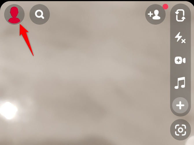 Нажмите на иконку профиля или Bitmoji в левом верхнем углу.