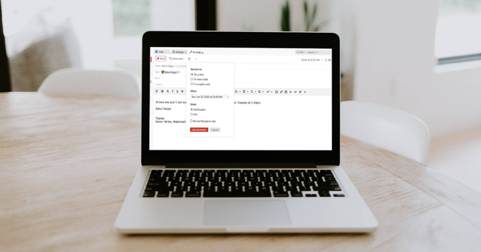 Конфигурация Zoho Mail на ноутбуке с открытым окном настроек