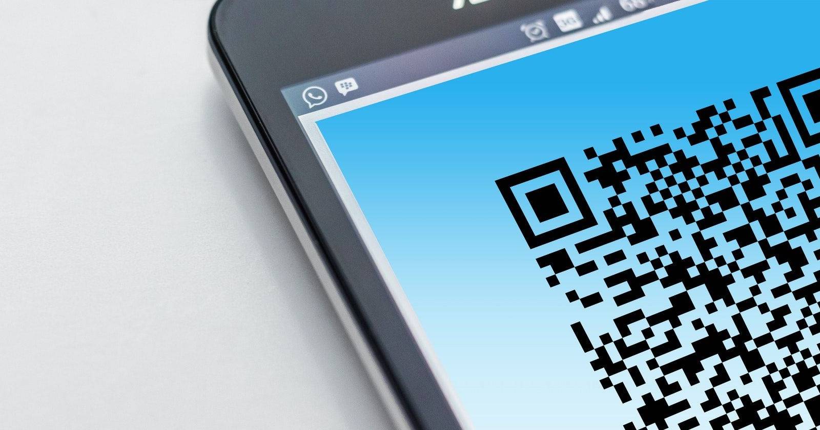 QR‑код на экране смартфона