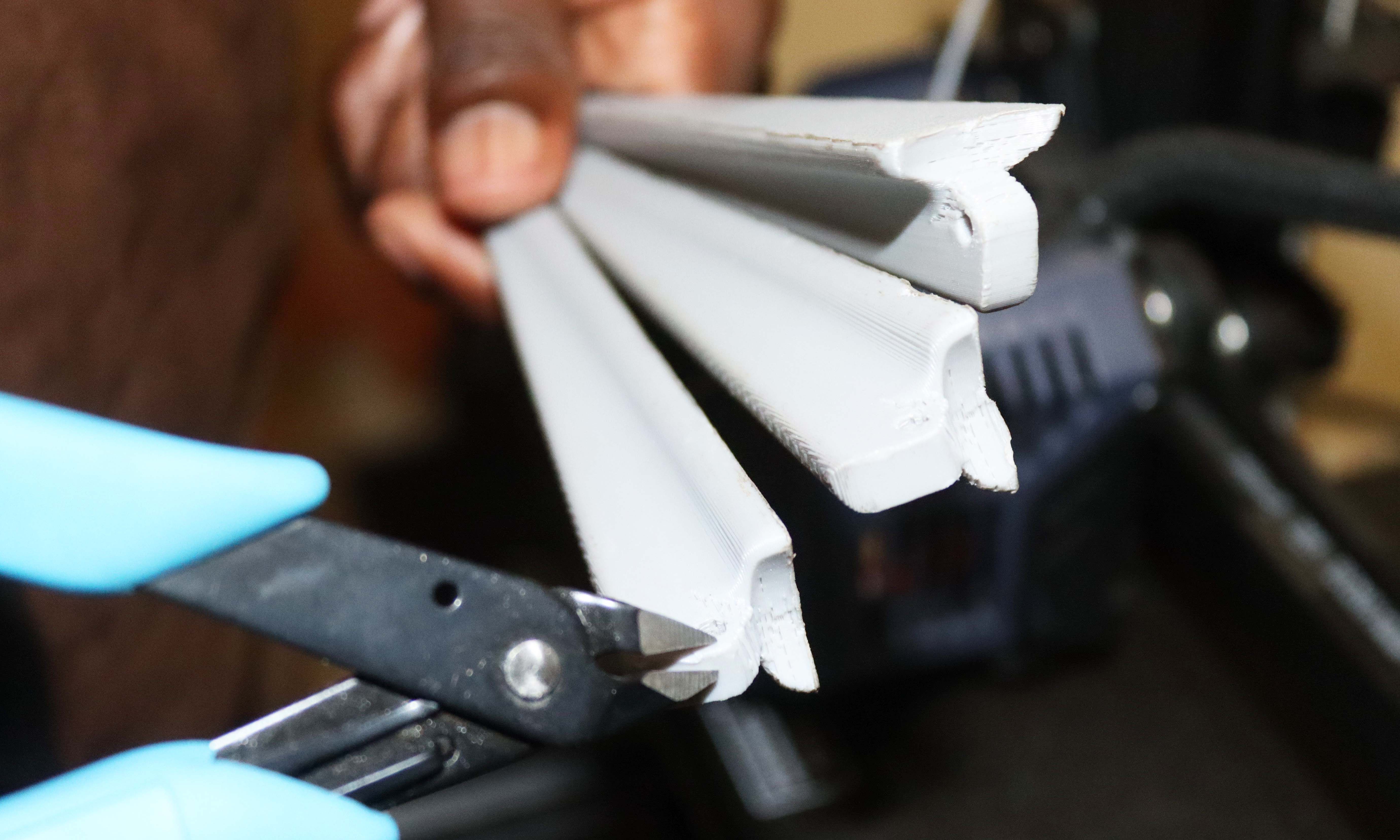 Удаление лишних наплывов кусачками на 3D-печатной детали