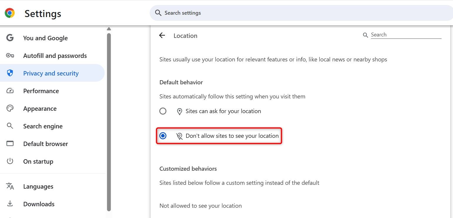 Опция «Не разрешать сайтам видеть ваше местоположение» выделена в настройках Chrome.
