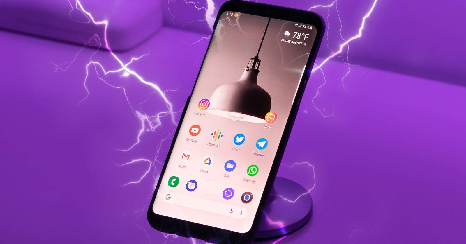 Смартфон на зарядной подставке