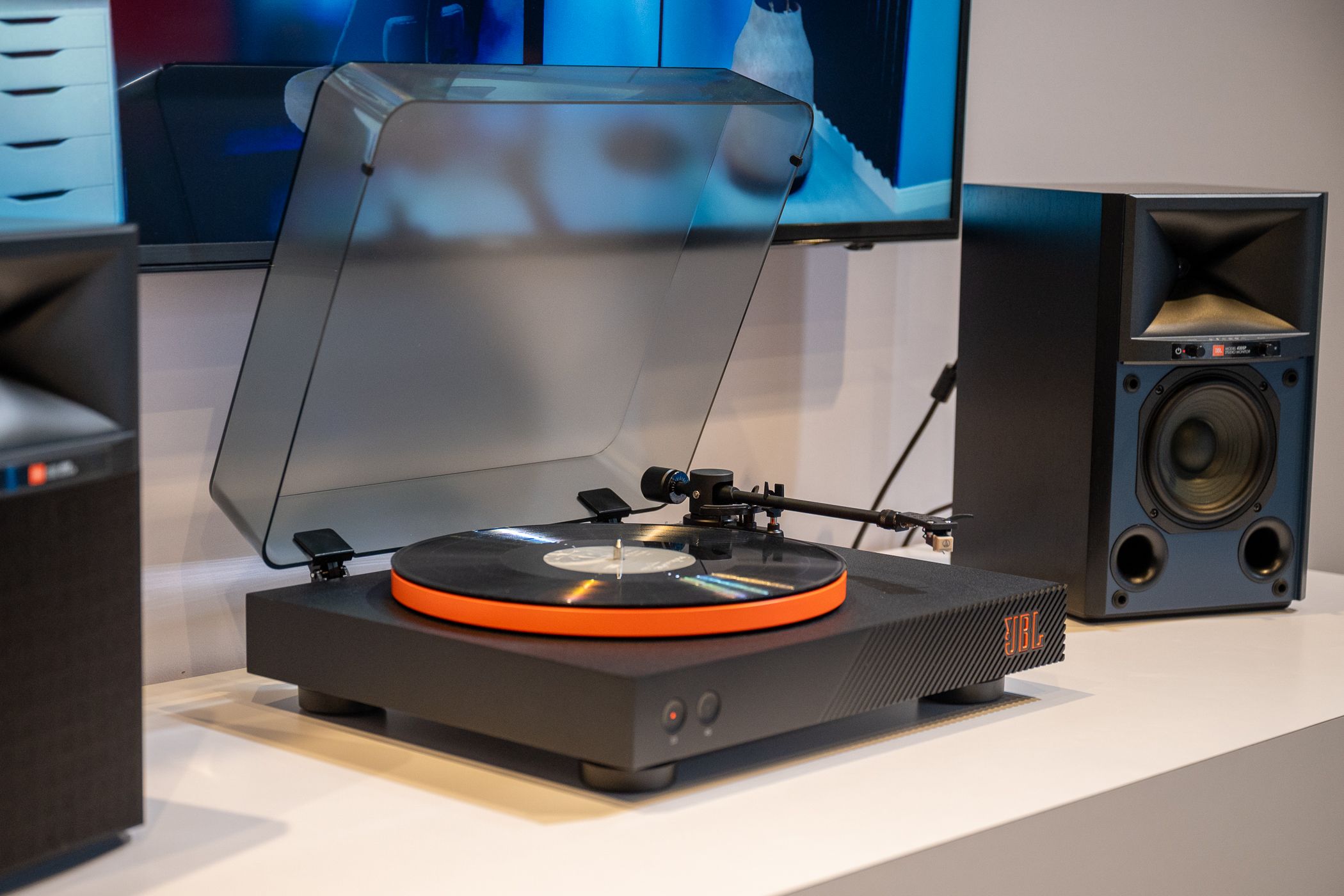 JBL проигрыватель и колонки, проигрывающие винил на CES 2024.