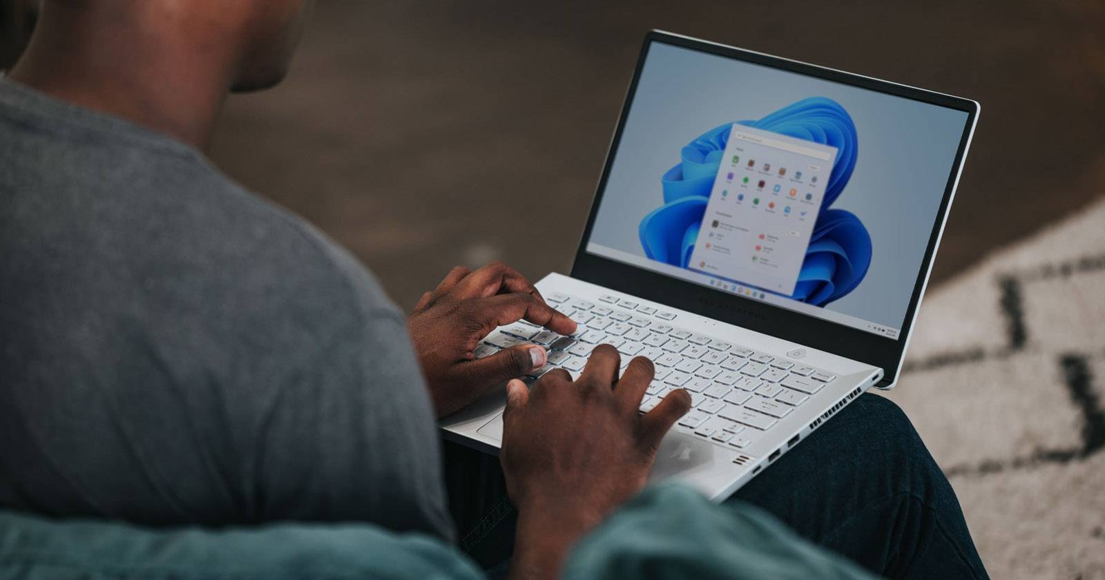 Ноутбук с Windows 11 на экране