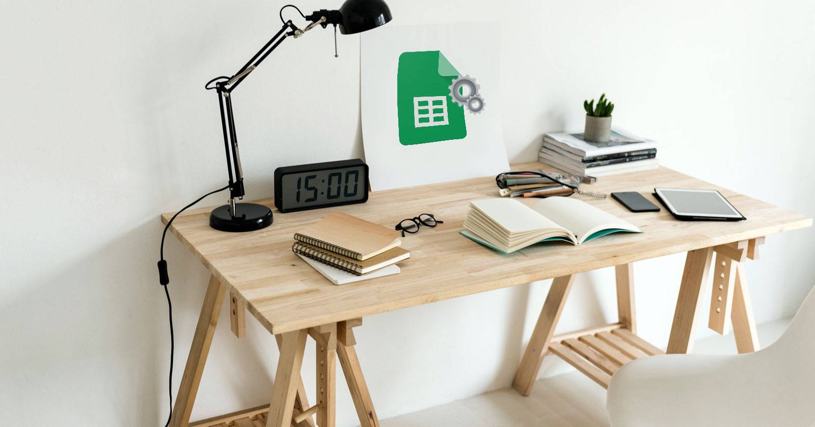 фото ноутбука с Google Sheets и журналом привычек