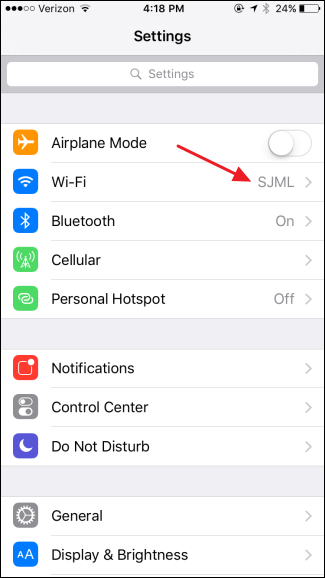 Список доступных Wi‑Fi сетей в Настройках iOS