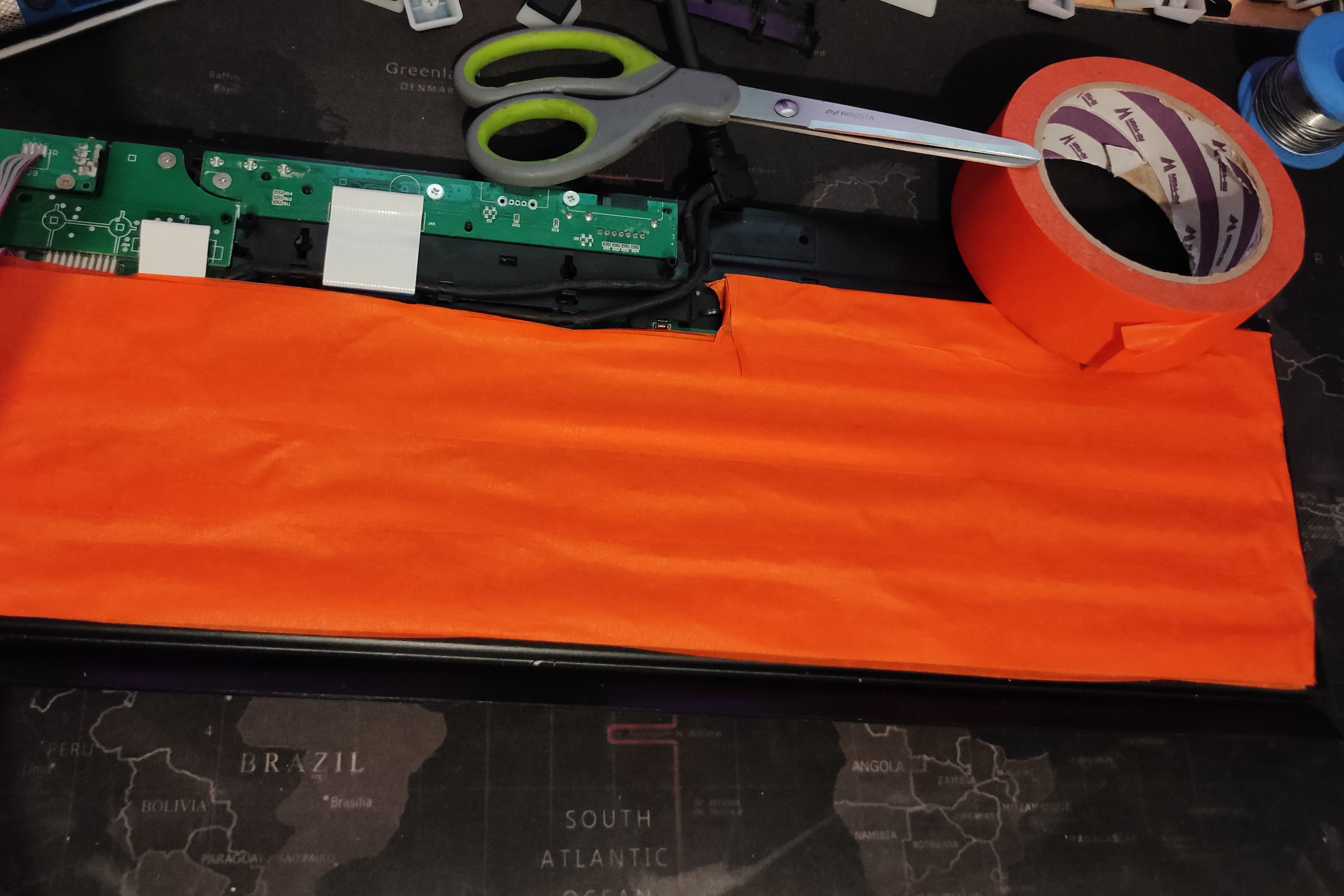 Оранжевая малярная лента на задней части PCB клавиатуры.