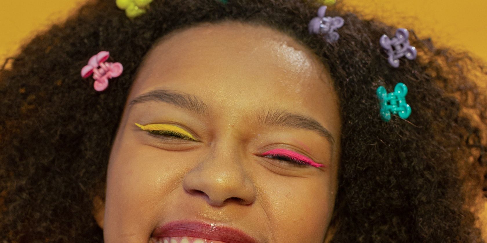 Яркое изображение улыбающейся женщины