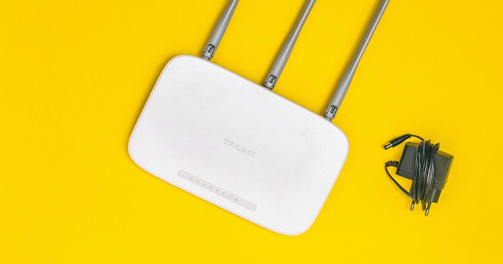 Wi‑Fi роутер на столе.