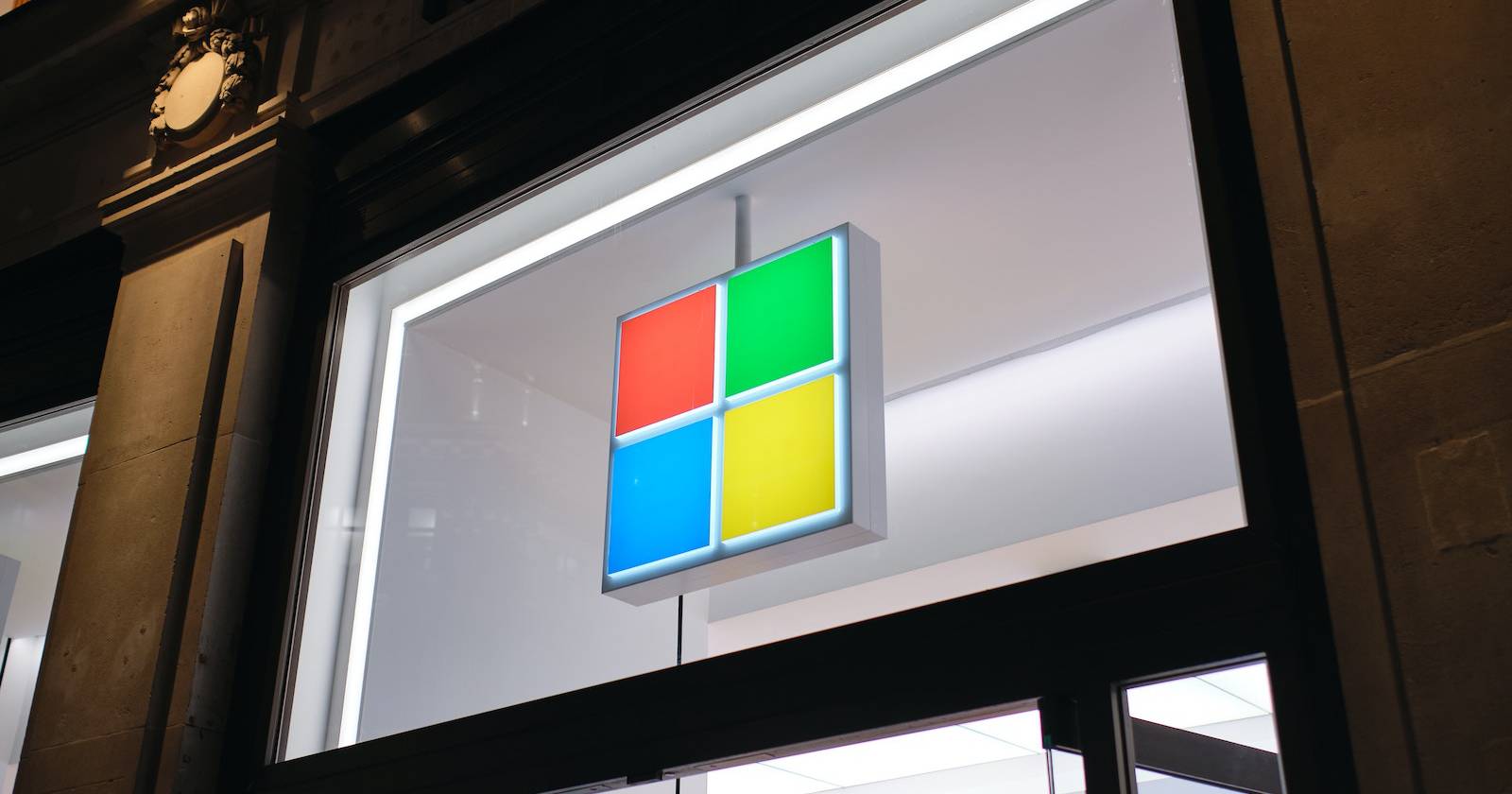 Логотип Microsoft Store на экране