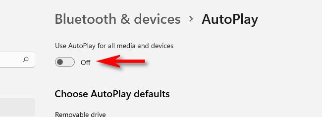 Переключите тумблер рядом с «Use AutoPlay for all media and devices» в положение Off.