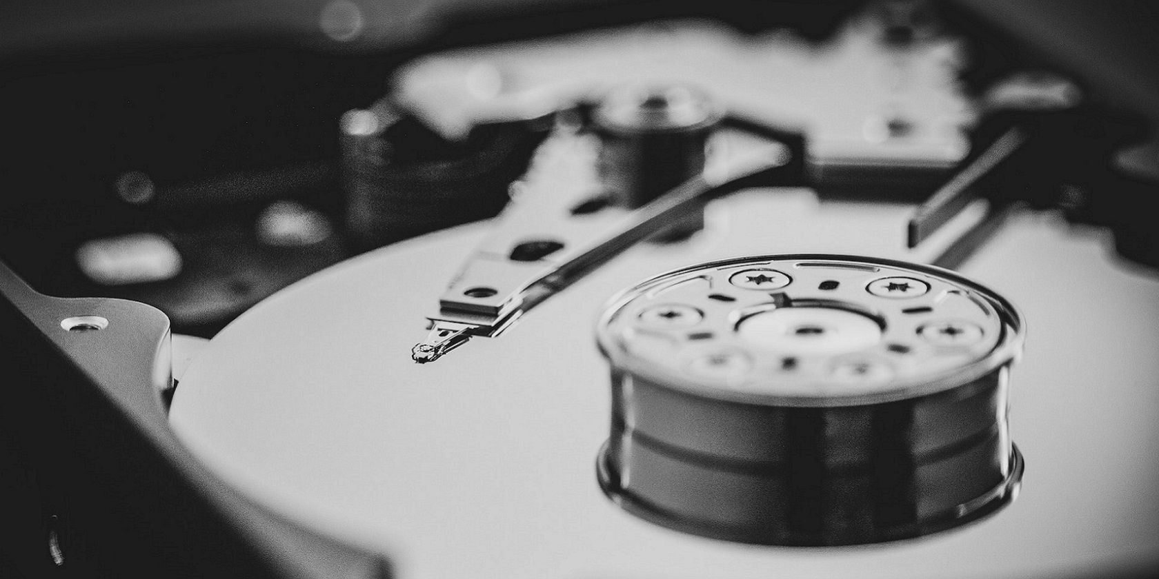 Чёрно-белый виниловый проигрыватель в серых тонах