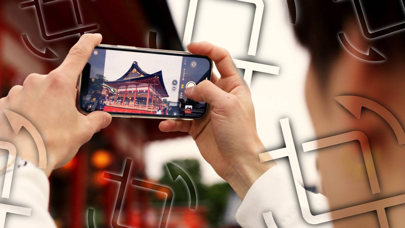 Мужчина делает фото на смартфон возле храма, на изображении значки вращения