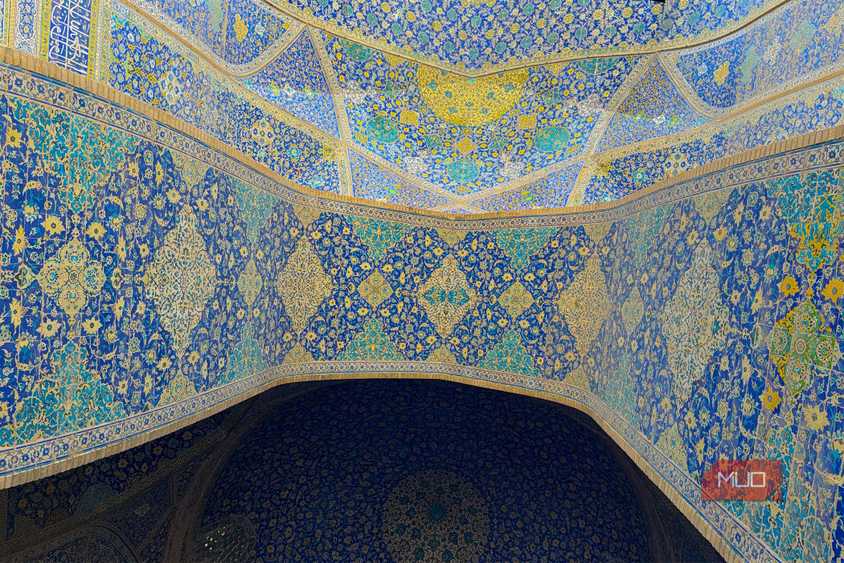 Перевёрнутая вертикальная панорама арочного прохода