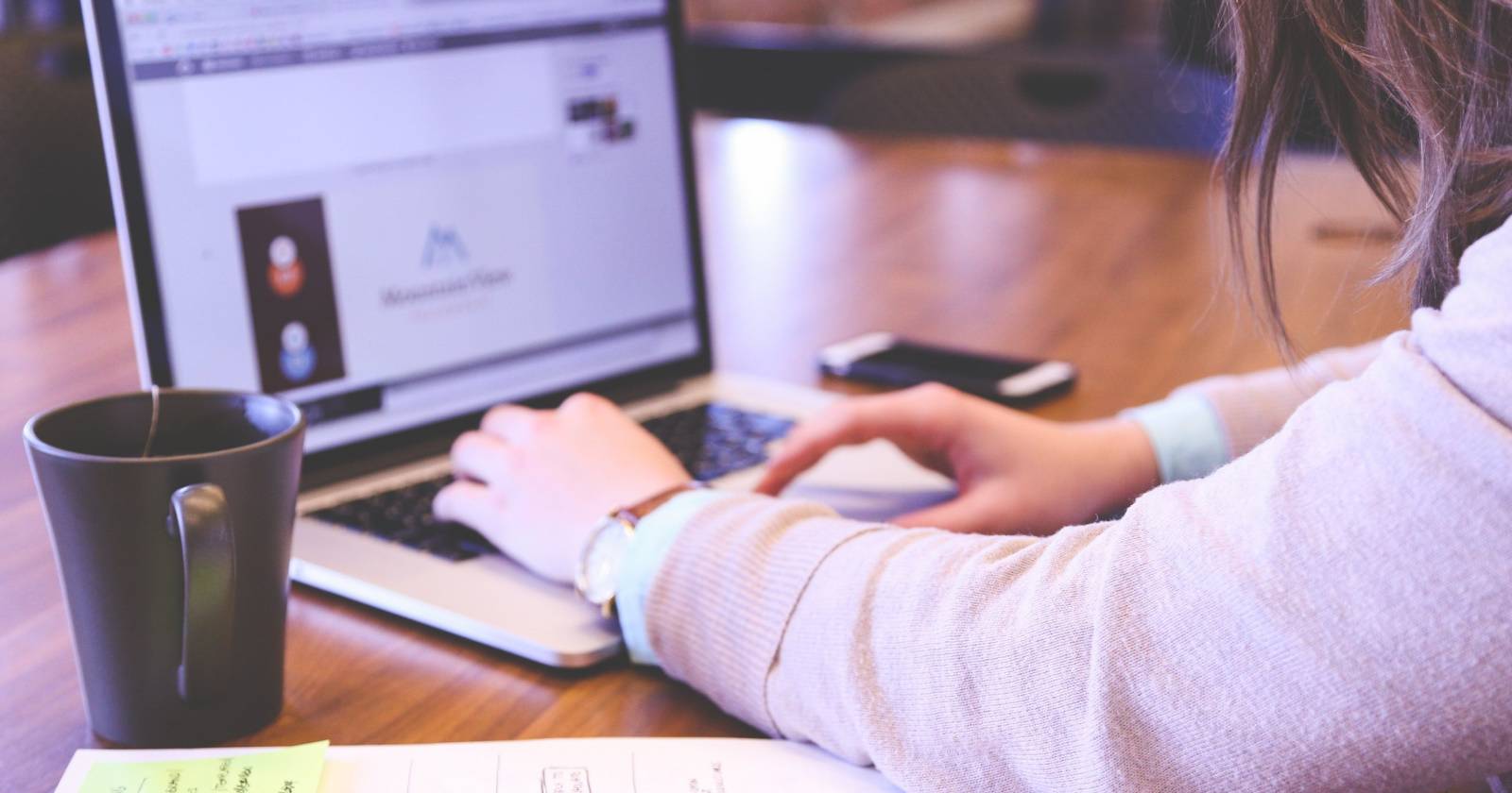 Девушка работает за ноутбуком