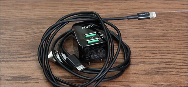 Органайзер с кабелями и портативными зарядными устройствами