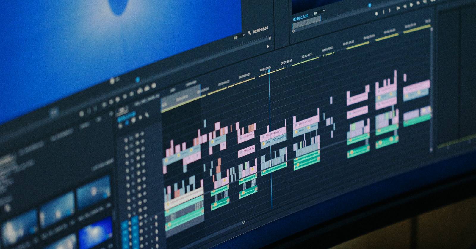 Загруженная временная шкала в Premiere Pro с несколькими дорожками и клипами.