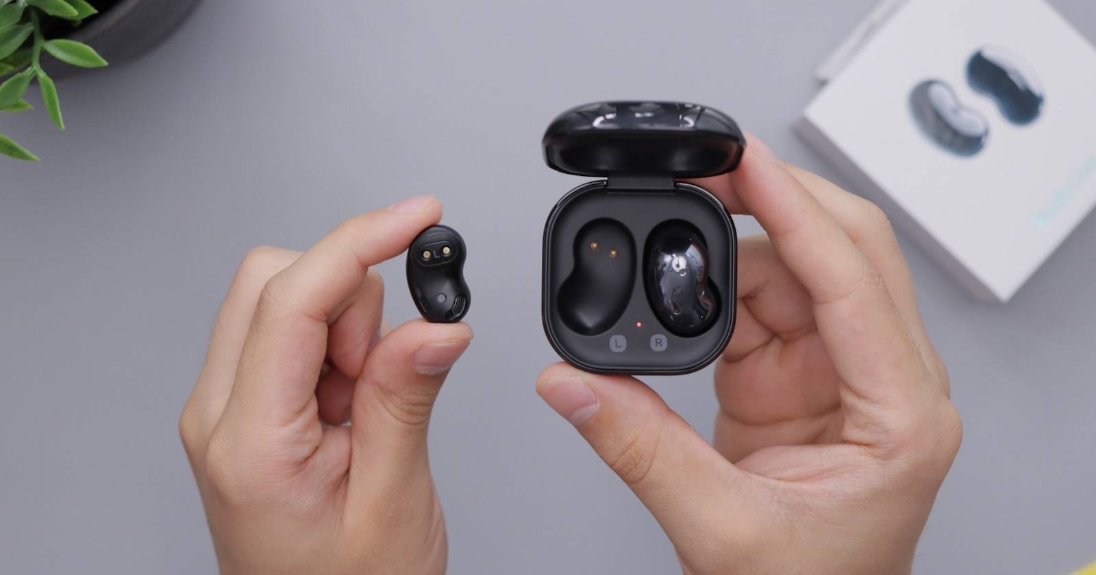 Наушники Samsung Galaxy Buds в футляре