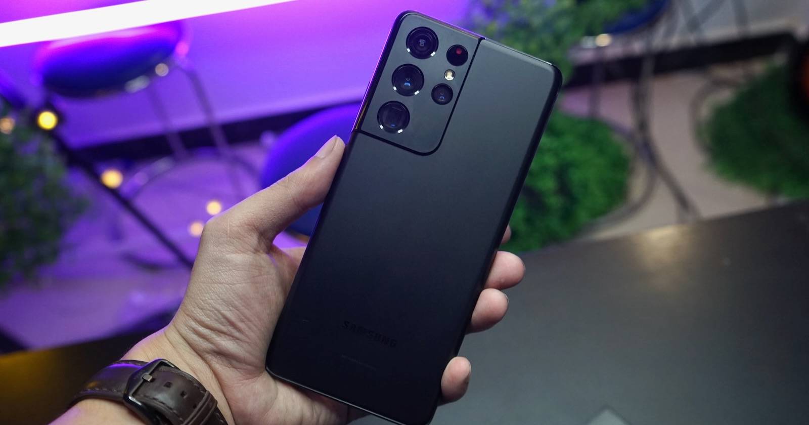 Samsung Galaxy S21 Ultra в руке