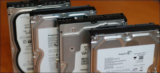 Склад старых дисков на полке — подбор подходящего накопителя