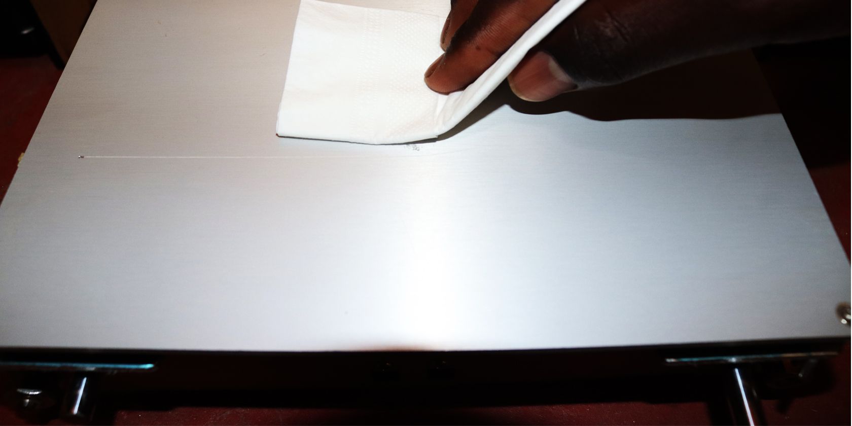 Протирание поверхности стола 3D‑принтера мягкой тканью