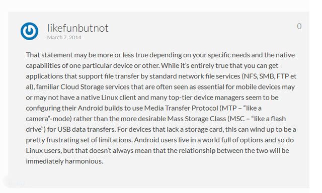 Человек оставляет комментарий под статьёй