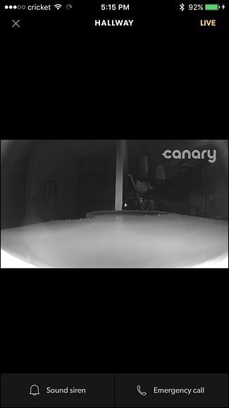 Экран Live с кнопкой для включения сирены и вызова экстренных служб