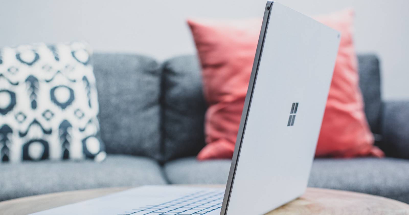 портативный ноутбук с Windows на экране