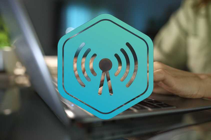 Сигнал Wi‑Fi на фоне женщины с ноутбуком