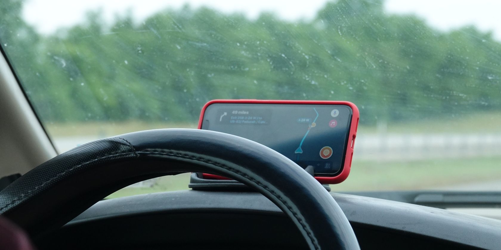 Приложение Waze на телефоне на приборной панели автомобиля