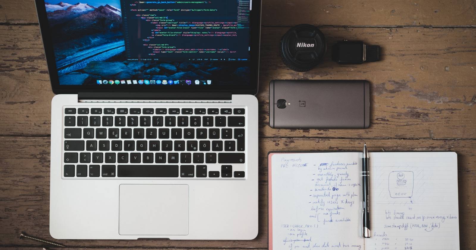 Ноутбук MacBook с блокнотом рядом