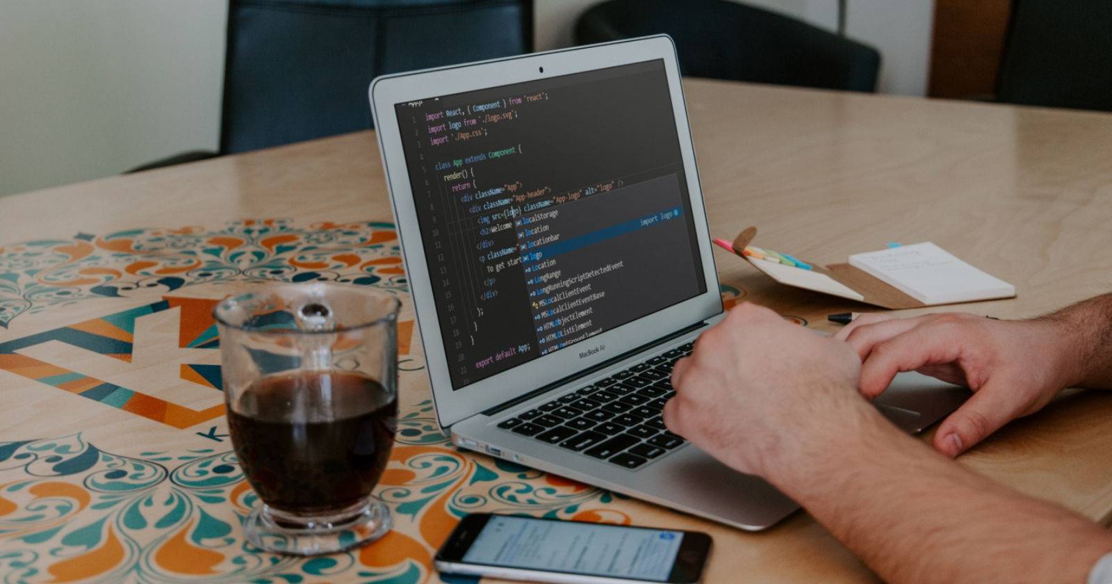 Человек за MacBook Air, изучающий DevTools