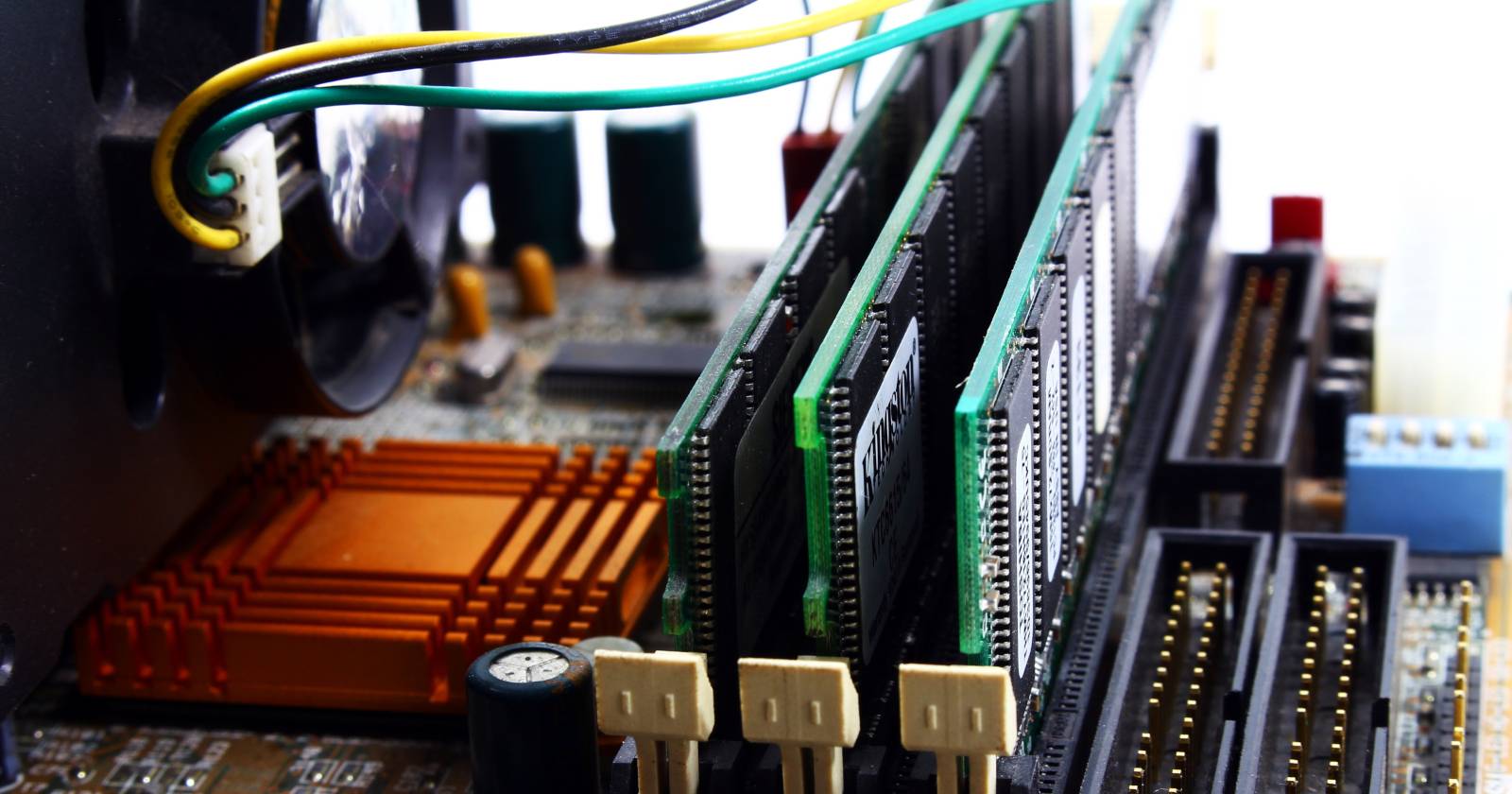 ASRock AM5: стикер повредил слоты ОЗУ — что делать