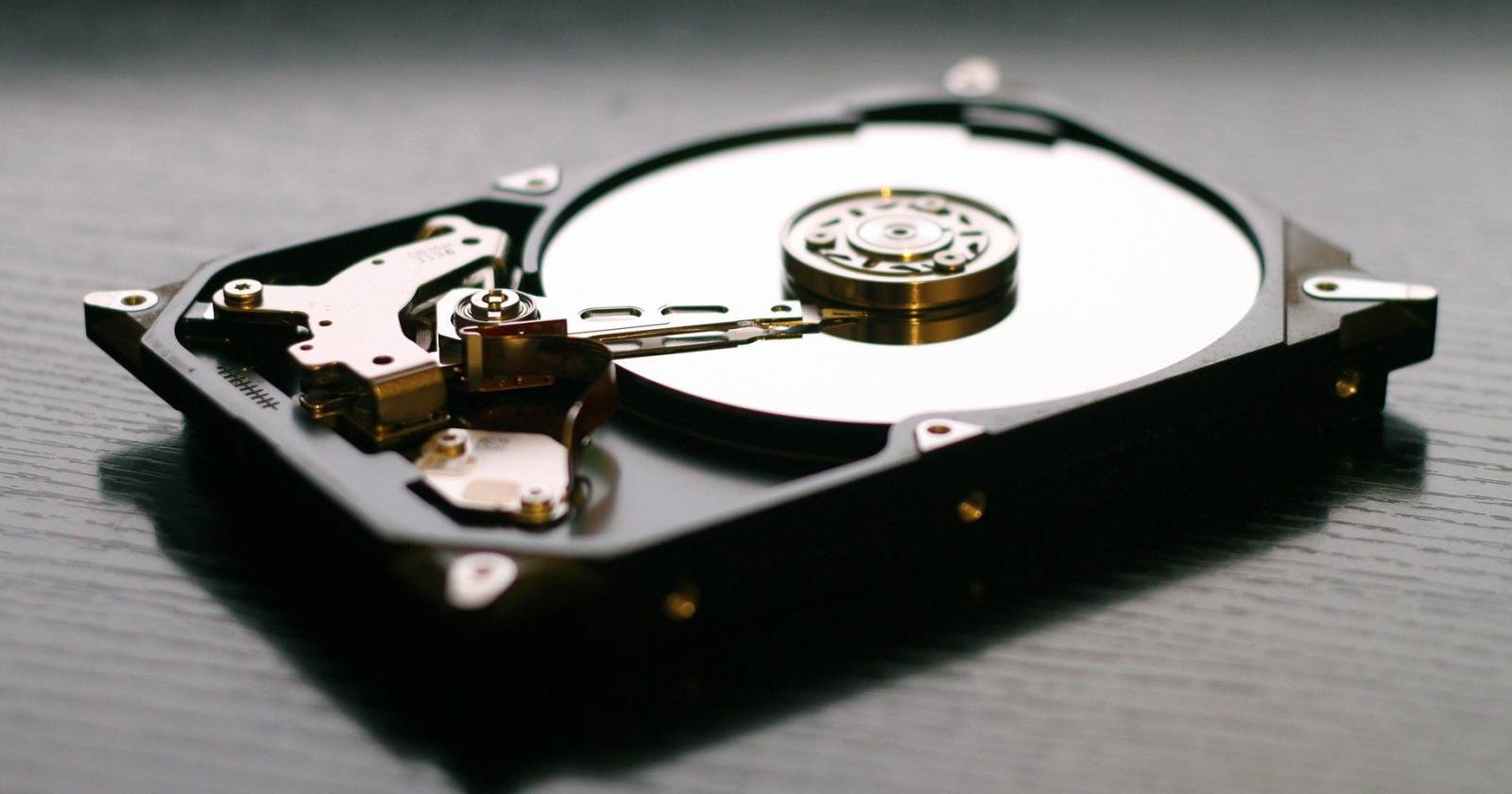 Изображение внутреннего жесткого диска с металлическим корпусом и разъёмами на плате