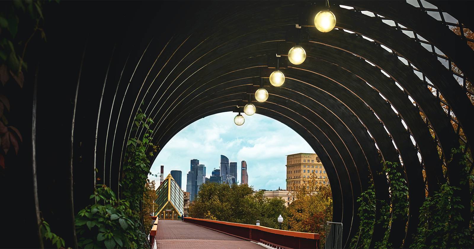 Огни в пешеходном туннеле с лампочками