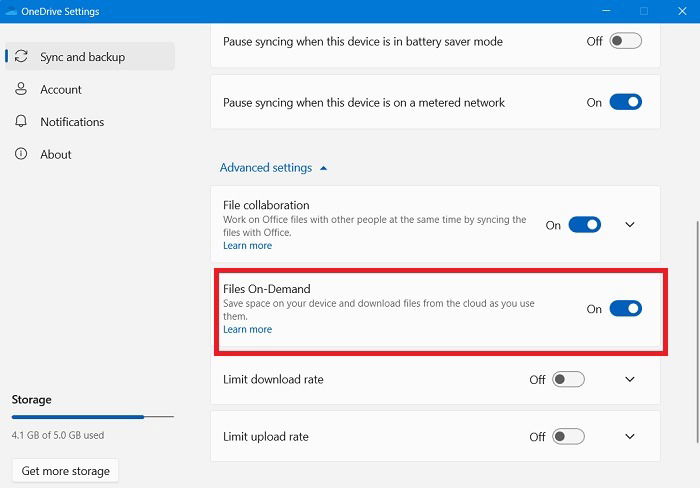 Panel de OneDrive mostrando la opción Archivos a pedido activada y los estados de sincronización de archivos